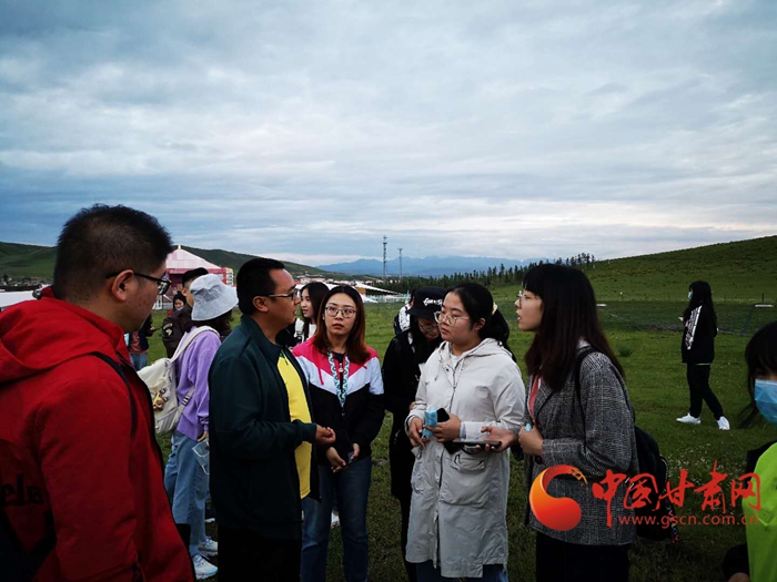 “草原教學”別開生面  《甘南日報》記者馬保真對蘭大新聞學子進行實務(wù)指導(dǎo)