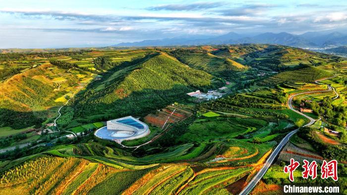 航拍視角下的樺林古動物化石埋藏原址館。該館位于臨夏州和政縣。(資料圖) 和政宣傳部供圖