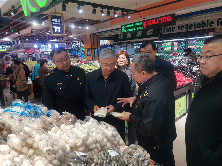 1736205675459891.jpg 圖為市委常委、市紀委書記、市監委主任張學勇調研食品安全責任包保企業西部天地商貿有限責任公司.jpg