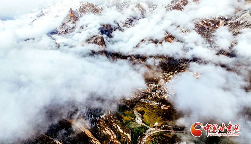 甘南：扎尕那雪后初霽 云霧繚繞美如畫